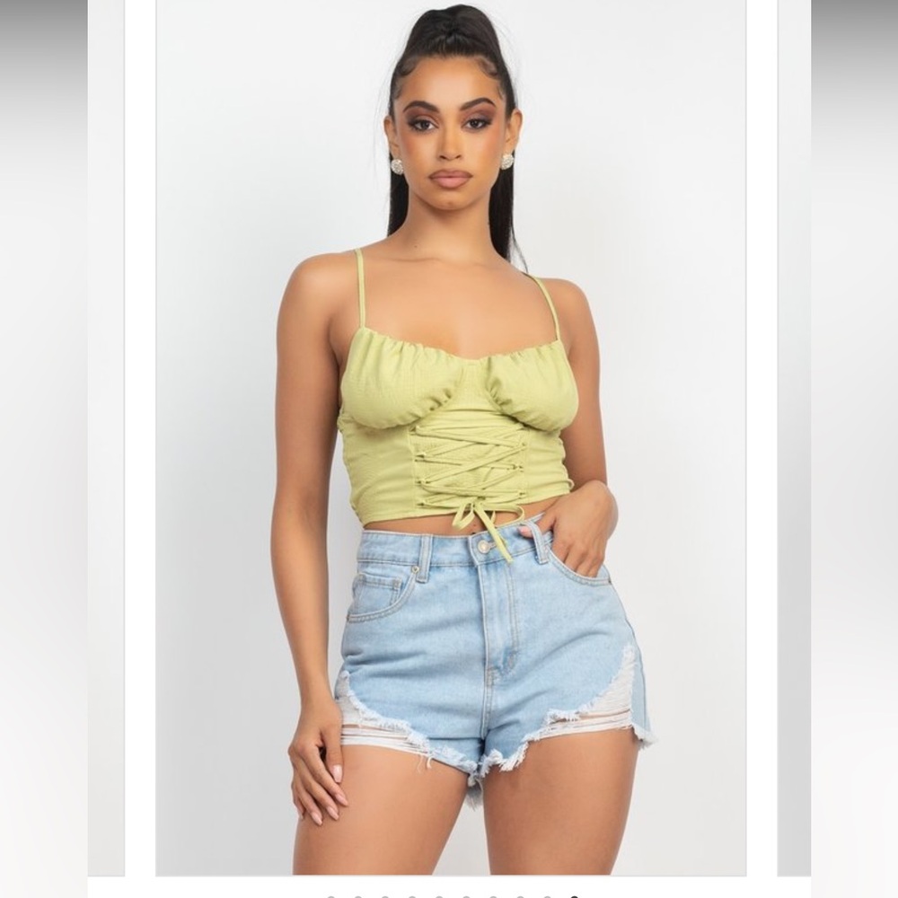 A solid color sleeveless crop top♥️